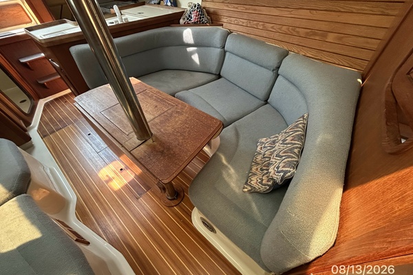 Hunter 336 salon port seating2