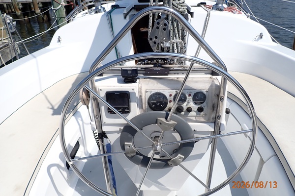 Hunter 336 cockpit helm