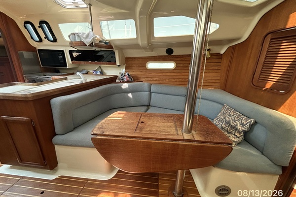 Hunter 336 salon port