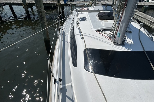 Hunter 336 starboard side deck1