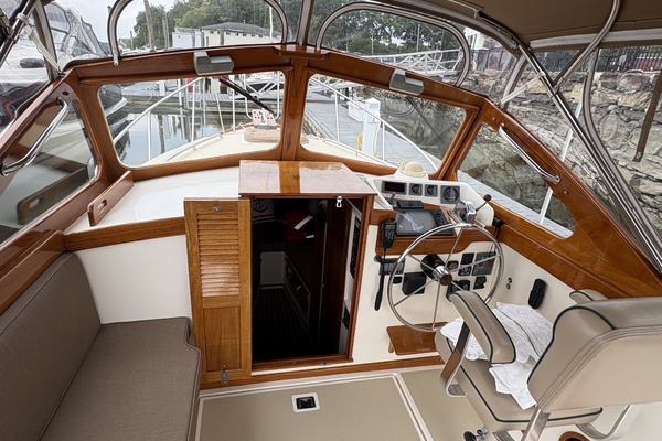 2003 Dyer 29 Soft Top pilothouse
