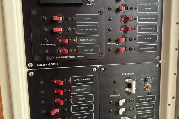 2003 Dyer 29 Soft Top AC/DC panel