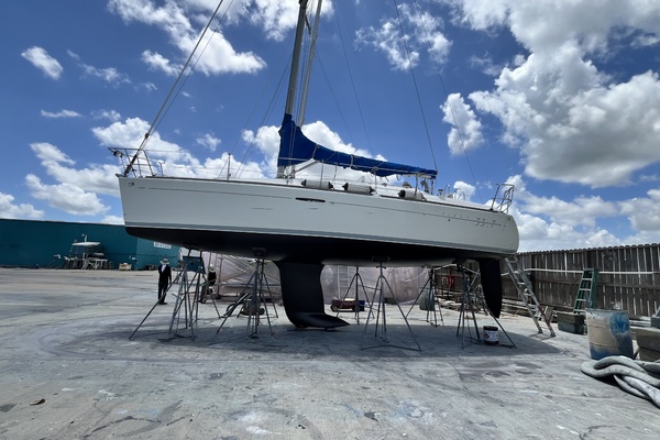 Shakey Waves 33ft Beneteau Yacht For Sale