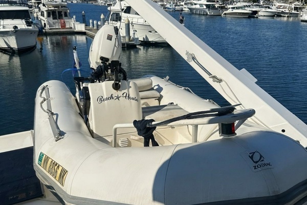 BEACH HOUSE 47ft Bayliner Yacht For Sale