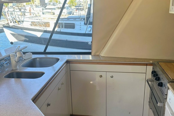 BEACH HOUSE 47ft Bayliner Yacht For Sale