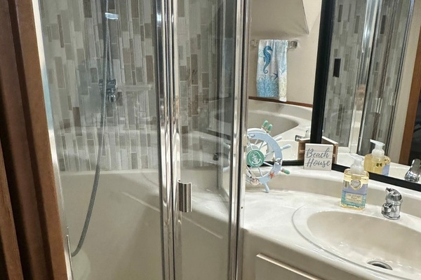 BEACH HOUSE 47ft Bayliner Yacht For Sale