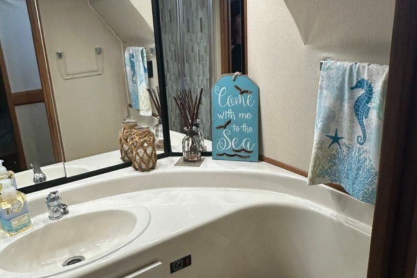 BEACH HOUSE 47ft Bayliner Yacht For Sale