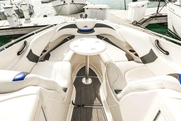 Boats  amp  Joe s 31ft Monterey Yacht For Sale
