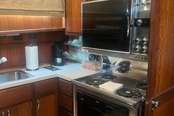 Top Cookie 60ft Hatteras Yacht For Sale