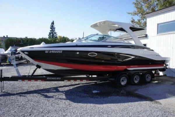30-ft-Crownline-2018-E30- Saint-Paul-de-l'Île-aux-Noix Quebec Canada  yacht for sale