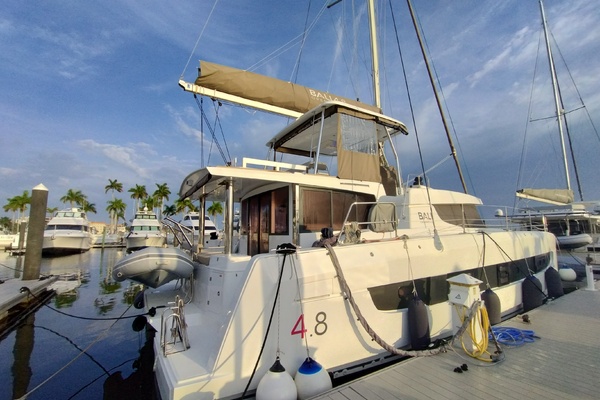 2023 Bali 4.8 stern