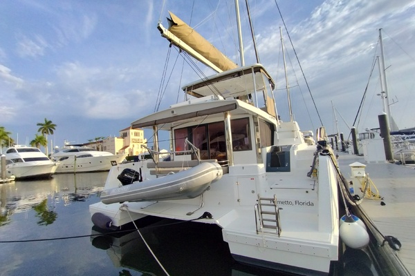 2023 Bali 4.8 stern