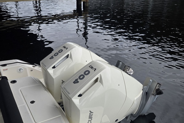 33ft Boston Whaler Yacht For Sale