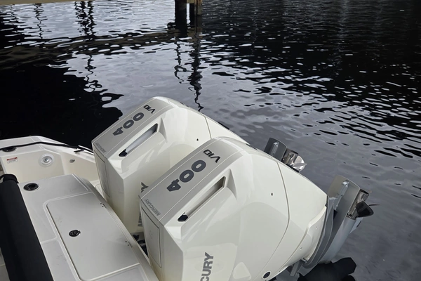 Boston Whaler 330 Outrage Yacht For Sale