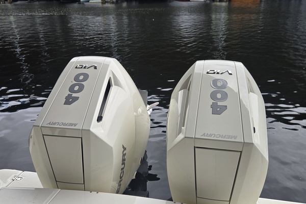 33ft Boston Whaler Yacht For Sale
