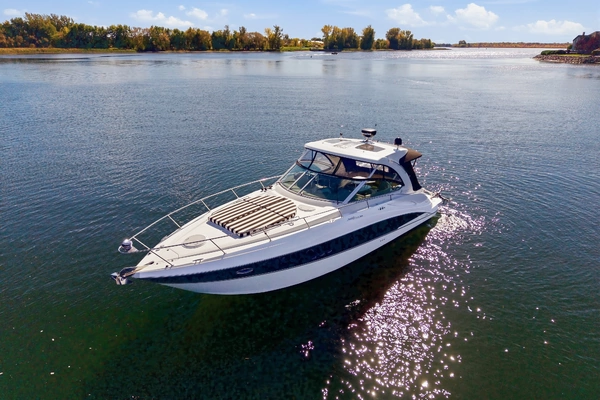 2010 Cruisers Yachts 360 Express
