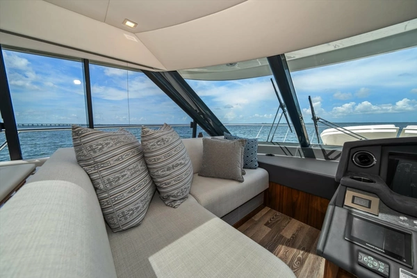 Riviera 5400 Sport Yacht Yacht For Sale