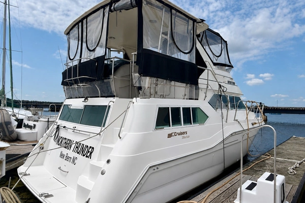 1997 Cruisers Yachts 3950