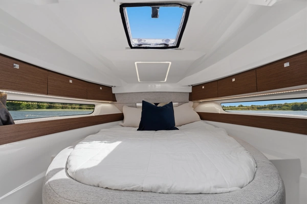 Jeanneau NC 895 Yacht For Sale