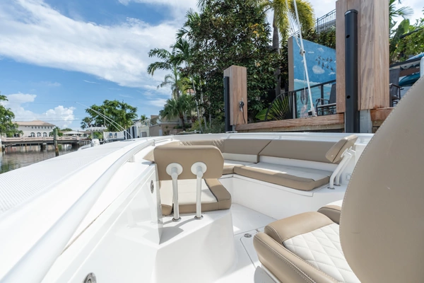Everglades 335 CC Yacht For Sale