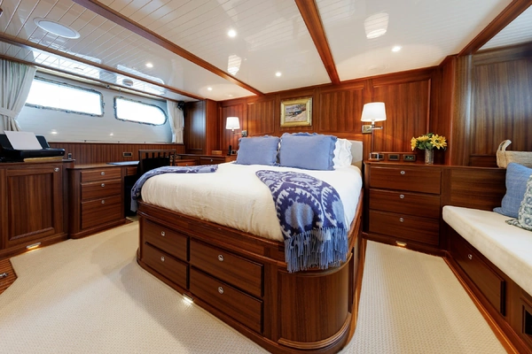 Hunt Yachts 72 Flybridge Yacht For Sale
