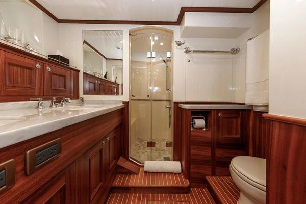 Hunt Yachts 72 Flybridge Yacht For Sale