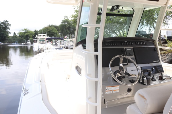 33ft Boston Whaler Yacht For Sale