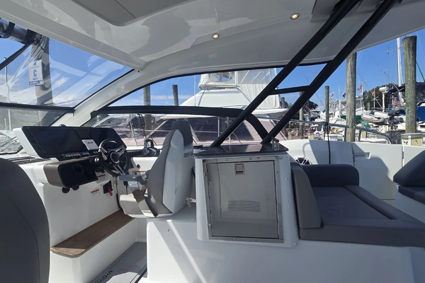 Four Winns TH36 Yacht For Sale