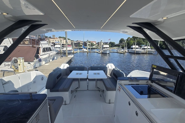 Four Winns TH36 Yacht For Sale