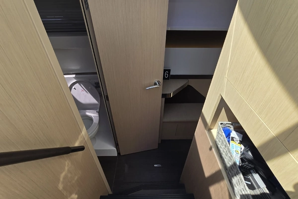 Four Winns TH36 Yacht For Sale
