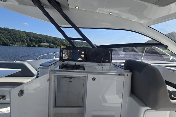 Four Winns TH36 Yacht For Sale