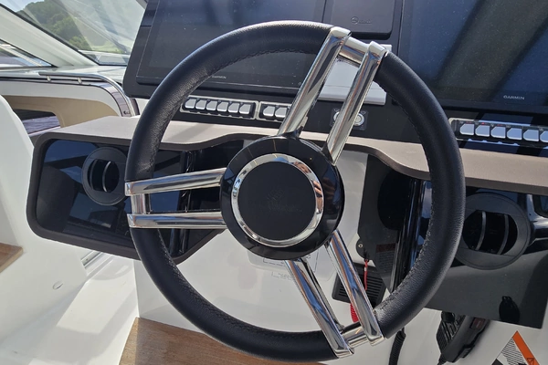 Four Winns TH36 Yacht For Sale