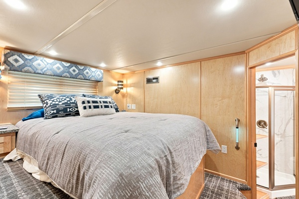 OFF DUTY 77ft Sumerset Yacht For Sale