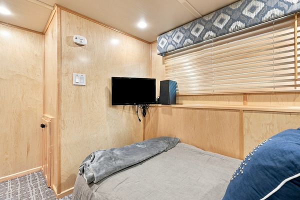 OFF DUTY 77ft Sumerset Yacht For Sale