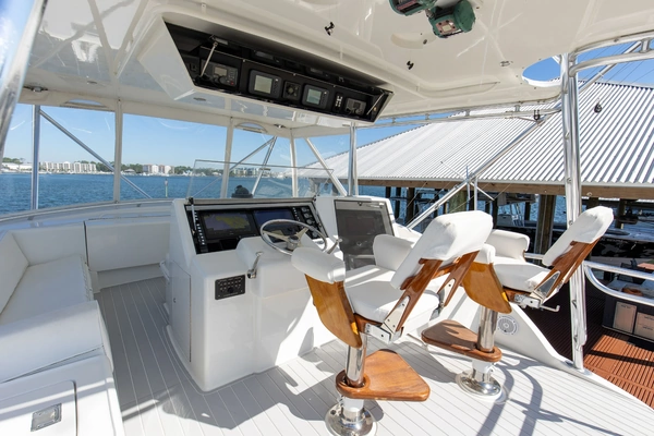 Hatteras 60 Convertible Yacht For Sale