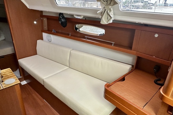 Frosty Pelican 31ft Beneteau Yacht For Sale