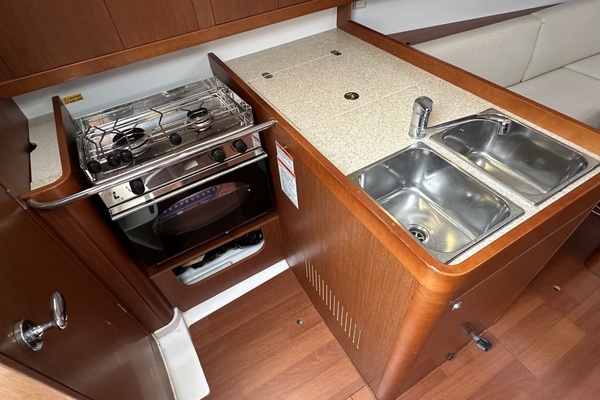 Frosty Pelican 31ft Beneteau Yacht For Sale