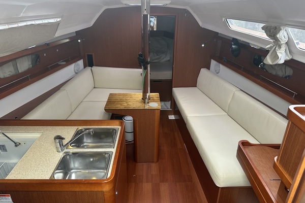 Frosty Pelican 31ft Beneteau Yacht For Sale