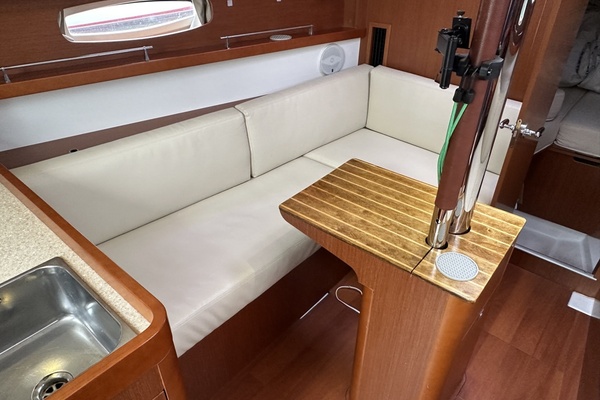 Frosty Pelican 31ft Beneteau Yacht For Sale