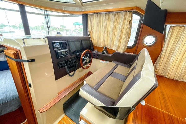 2015 Ranger Tug R29 S helm seating