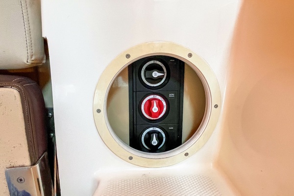 2015 Ranger Tug R29 S bettery switches