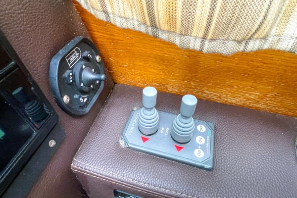 2015 Ranger Tug R29 S thrusters