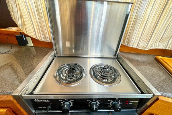 2015 Ranger Tug R29 S galley range top