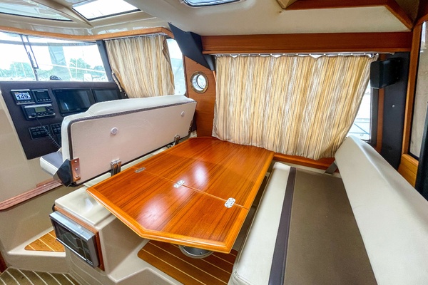 2015 Ranger Tug R29 S salon dinette