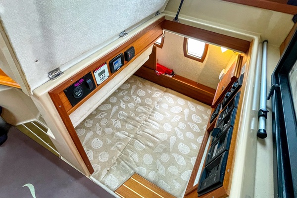 2015 Ranger Tug R29 S guest berth