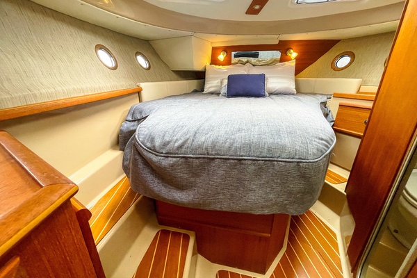 2015 Ranger Tug R29 S VIP cabin