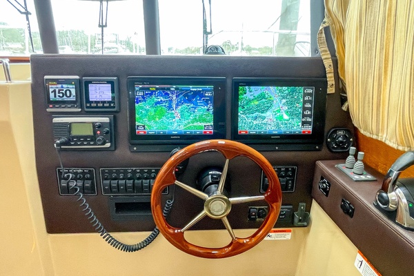 2015 Ranger Tug R29 S helm panel