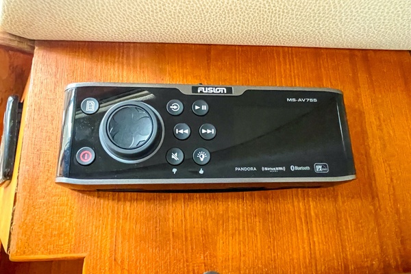 2015 Ranger Tug R29 S Fusion stereo