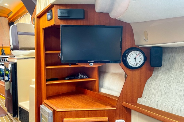 2015 Ranger Tug R29 S VIP cabin flatscreen