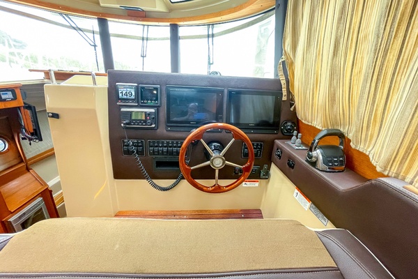 2015 Ranger Tug R29 S helm